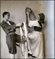 cca 1928 Mozgás-, mozdulat művészet, tánc, 10 db vintage negatív Kerny István (1879-1963) budapesti fotóművész hagyatékából, 6x9 cm