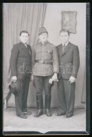 cca 1944/1946 Katonák a kiskunfélegyházi Marika-fotó műteremben, 16 db vintage üveglemez negatív, 10...