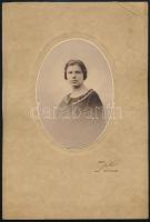 cca 1915 Hölgyportré, kartonra kasírozott ovális fotó Apfel Otto L. pozsonyi műterméből, elöl és hátul is jelzett, a karton sérült 14,5×10 cm