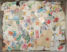 Legalább 35-40.000 db legnagyobbrészt leáztatott magyar és külföldi bélyeg képessel, magyar zárókkal nagy kartondobozban