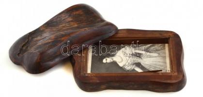 cca 1900-1930 Faragott fa doboz laza fedéllel, benne Erzsébet királynét (Sisi, Sissi) ábrázoló nyomattal, mindkettő sérült, doboz mérete kb. 12,5x20x6 cm
