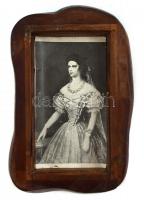 cca 1900-1930 Faragott fa doboz laza fedéllel, benne Erzsébet királynét (Sisi, Sissi) ábrázoló nyoma...