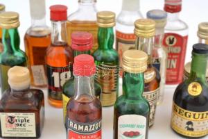 17 palack különféle, kisméretű italok, közte White Horse skót whisky, Triple Sec, orosz vodka