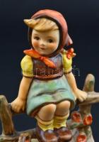 Goebel/Hummel kislány kerítésen, kézzel festett kerámia, jelzett, hibátlan, m: 10,5 cm