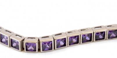 Ezüst(Ag) karkötő, lila kövekkel, jelzés nélkül, h: 16 cm, bruttó: 9,5 g