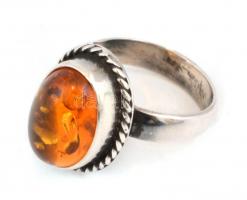 Ezüst(Ag) gyűrű, borostyán kővel, jelzés nélkül, méret: 51, bruttó: 5,4 g