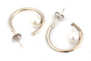 Ezüst(Ag) karikafülbevaló-pár gyönggyel, Pandora jelzéssel, d: 2 cm, bruttó: 2,7 g