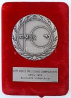 Jugoszlávia 1973. 32.stens sarajevo 73 ezüstpatinázott fém emlékérem (88mm) és 32. Asztalitenisz Világbajnokság 1973 április Szarajevó, Jugoszlávia feliratú lemezplakett BERTONI MILANO gyártói jelzéssel (88x28mm) vörös szövetborítású, kitámasztható és felakasztható alapon (130x180mm) T:2 Yugoslavia 1973. 32.stens sarajevo 73 silver plated metal medallion (88mm) and smeeth plaque with 32nd WORLD TABLE TENNIS CHAMPIONSHIPS text, with BERTONI MILANO makers mark (88x28mm) on a red fabric-covered, with lean and hanger (130x180mm) C:XF