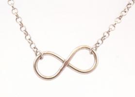 Ezüst(Ag) végtelen jeles nyaklánc, jelzett, h: 22 cm, nettó: 7,5 g