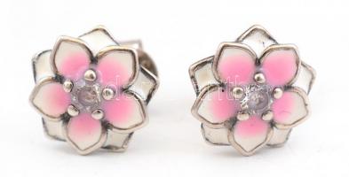 Ezüst(Ag) virágos fülbevalópár, zománcozott díszítéssel, jelzett, d: 1 cm, bruttó: 1,6 g