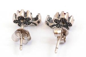 Ezüst(Ag) virágos fülbevalópár, jelzett, 0,9×0,6 cm, bruttó: 1,6 g