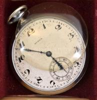 15 darabos, különféle márkájú zsebóra gyűjtemény, közte Enigma, Haller, Sigma. Tárolódobozban, valam...