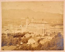 cca 1870-1880 Mondsee városának látképe a Szent-Mihály Bazilikával, háttérben a hegyekkel, fotó kartonon, 18x22 cm