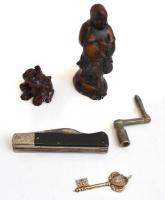 Vegyes bolhatétel: darálóhoz való fém forgatókar, kisméretű buddha és elefántfigura, bicska, jelzetlen ezüst kulcs alakú medál, korcsolyakulcs, a buddha figurából letört egy darab.