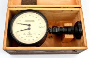 1954 dupla manométer finom mérésekhez (Doppelmanometer für Feinmessungen), NDK gyártmány (MAW, VEB Messgeräte- und Armaturenwerk Karl Marx), eredeti fa dobozban, gyári MEO papírjával német és orosz nyelven, enyhén kopott, nem kipróbált, d: 15 cm, h: 28 cm