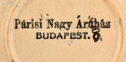 Porcelán alátét matricás díszítéssel, alján "Párisi Nagy Áruház Budapest" felirat, kopott,...