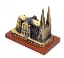 A chartres-i katedrális, fém miniatűr, fa alapon, 10×6×9 cm