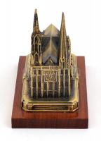 A chartres-i katedrális, fém miniatűr, fa alapon, 10×6×9 cm