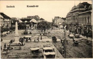 Szolnok, Kossuth tér, piac, Fehér Adolf üzlete. Vasúti Levelezőlapárusítás 4791.