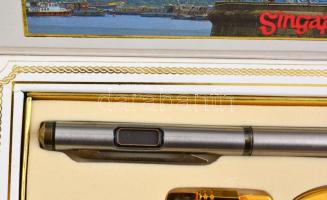 Szingapúri golyóstoll órakijelzővel és kulcstartóval, eredeti dobozában, jó állapotban