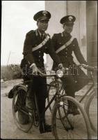 Olasz kerékpáros rendőrök és rendőrportrék, 3 db 6×9 cm-es negatív + 1 db 6×9 cm-es fotó