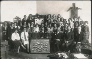1931 Kecskemét, női felsőkereskedelmi iskola tanulói tablójukkal, fotólap, 9×14 cm