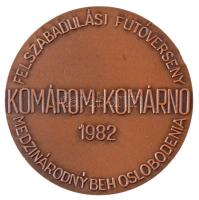 1982. "Felszabadulási Futóverseny Komárom 1982" fém emlékérem (70mm) T:1-