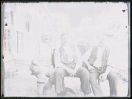 Társaságokat ábrázoló üvegnegatívok dobozban, 8 db, 9×12 cm