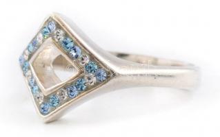 Ezüst(Ag) kék és fehér strasszokkal kirakott rombuszos gyűrű, jelzett, méret: 57, bruttó: 4,5 g