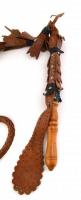 Bőr karikás ostor. h: ~220 cm nyél: 45 cm