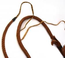 Bőr karikás ostor. h: ~220 cm nyél: 45 cm