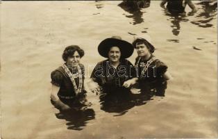 1908 Abbazia, Opatija; fürdőző nők csoportja / group of bathing ladies. Hofphotograph Jelussich photo