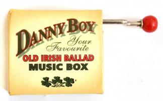 Ír zenedobozka, papírborítású fém, működik 4x4,5 cm