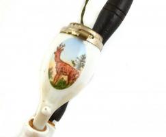 Porcelán  pipa szarvasos dekorral. Matricás, jelzés nélkül, hibátlan. Fém és fa szerelékkel 27 cm