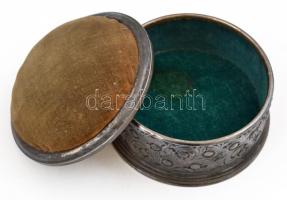 Jelzett ezüstözött alpakka ékszerdoboz plüss borítással d: 9,5 cm