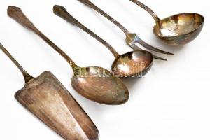 Jelzett ezüst (Ag) szervírozó készlet: Húsvilla, merőkanál, szószos kanál, tortalapát  5 db, nettó 5...