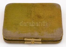 Női vékony óratok Sárga János ékszerész boltjából, zöld kopott bársonyborítással d: 3 cm, 9,5x11,5 c...