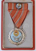1957. Szolgálati Érdemérem zománcozott kitüntetés mellszalagon, miniatűrrel szalagsávon, tokban T:2 NMK.: 618.
