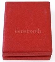 1955. "Kiváló Dolgozó" zománcozott kitüntetés, Rákosi-címerrel, eredeti, kissé sérült tokb...