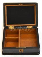 Régi fa lakozott ékszerdoboz, a tetején virágos goblein díszítéssel, kulccsal, működő zárral, 13x18x...