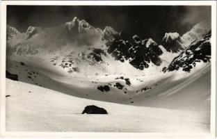 1947 Tátra, Magas-Tátra, Vysoké Tatry; Zlobivá 2433 m / Márta-csúcs télen / valley, mountain peak in winter