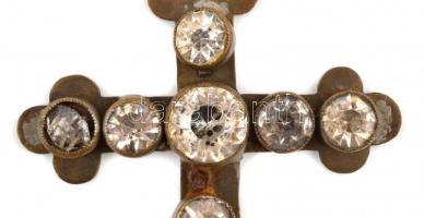 Fém kereszt üveg kövekkel díszítve, 8,5×6 cm