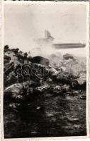 Első világháborús lelőtt katonai repülőgép roncsai megégett holttestekkel / WWI destroyed military aircraft with burnt dead bodies. photo