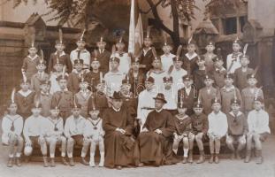 1925 Budapest Szent Benedek-rendi gimnázium II. osztálya, kartonra kasírozott fotó Strelisky műtermé...