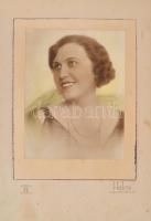 cca 1930 Színezett női portréfotó, kartonra kasírozva, Halmi kecskeméti műterméből, 20×15 cm