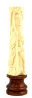 Keleti bölcs. Faragott csont szobrocska fa talapzaton 18 cm