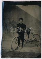 cca 1900-1910 Bicikli, ferrotípia (vaslemezre készült gyorsfénykép), enyhén hullámos 9x6 cm