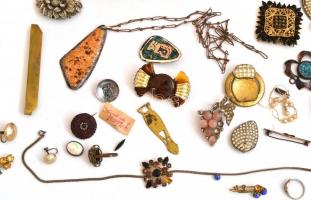 Vegyes bizsu tétel, közte nyakláncok, kitűzők, gyűrű