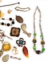 Vegyes bizsu tétel, közte nyakláncok, kitűzők, gyűrű