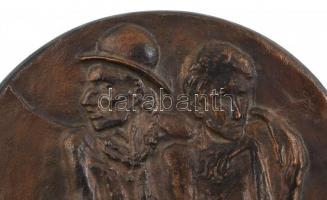 Jelzés nélkül: Asztalnál. Bronz plakett. d: 115 mm